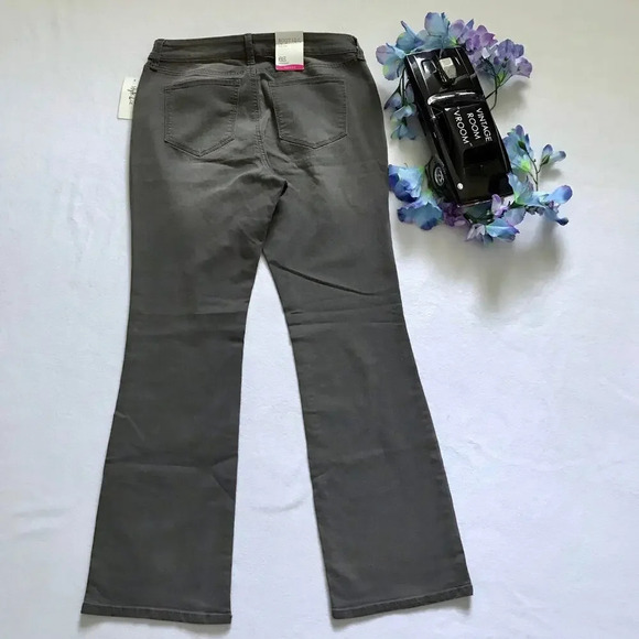 Style & Co. NWT Grey Wash Curvy Boot Leg Jeans Women 6S - Picture 5 of 10